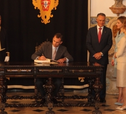 Don Felipe en presencia de Doña Letizia y el Presidente de Portugal y su esposa, firma en el Libro de Honor